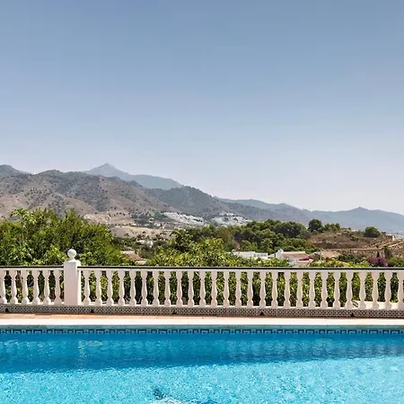 With Pool, Bbq, Games & Fireplace *
