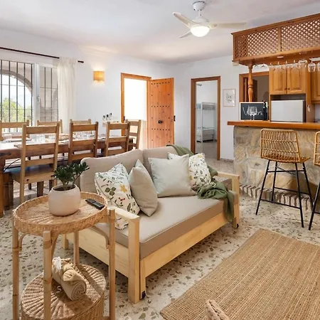 With Pool, Bbq, Games & Fireplace