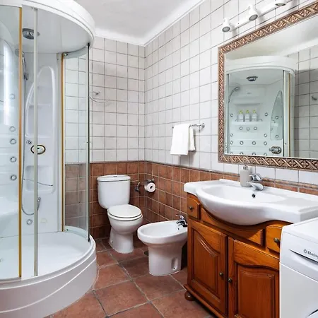 With Pool, Bbq, Games & Fireplace Villa