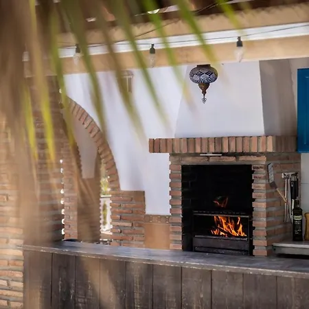 With Pool, Bbq, Games & Fireplace