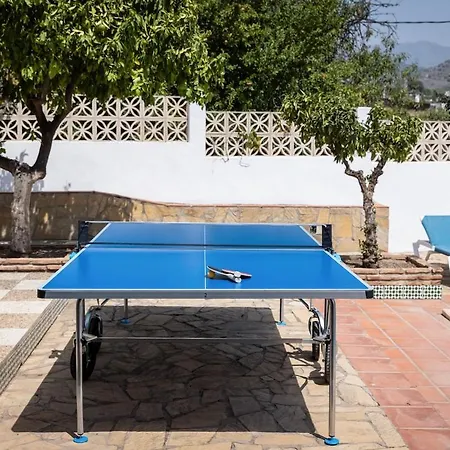 With Pool, Bbq, Games & Fireplace