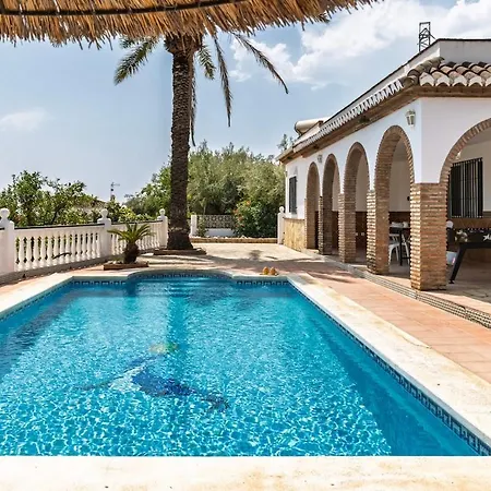 With Pool, Bbq, Games & Fireplace