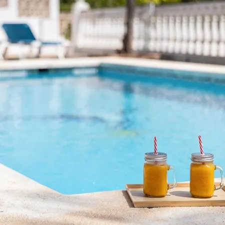 With Pool, Bbq, Games & Fireplace Villa